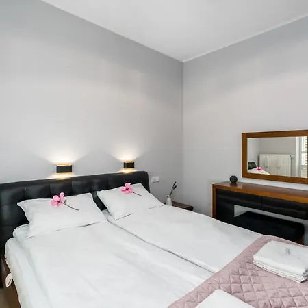 아파트 Towarowa By Renters 포즈난